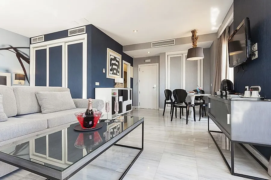 Hydros Hotel & Spa 贝纳尔马德纳